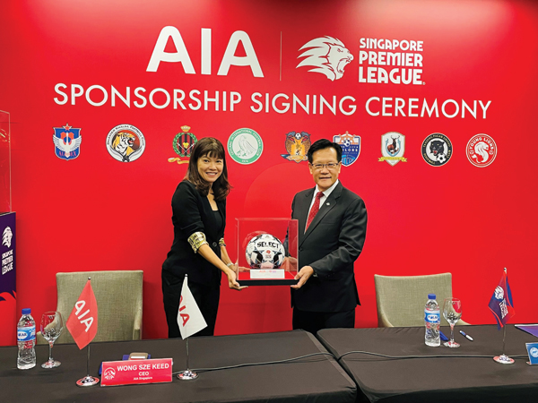 COMING TOGETHER: AIA Singapore CEO Wong Sze Keed (left) and Football Association of Singapore President Lim Kia Tong announce the insurer’s renewed sponsorship of the Singapore Premier League. Photo courtesy of AIA Singapore